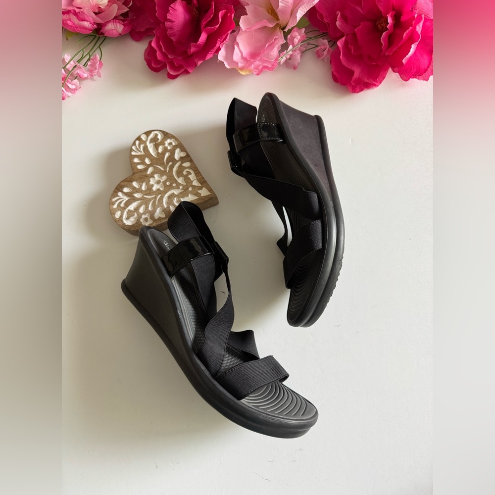 Skechers Black Sandals with Modern Design